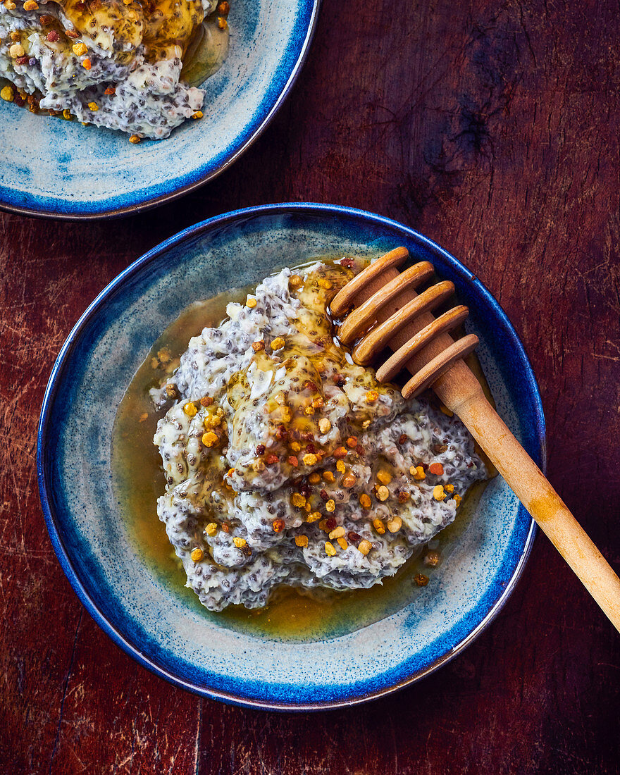 Chiadessert mit Honig und Blütenpollen