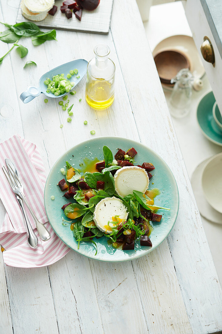 Spinach salad with goat's cheese and beetroot