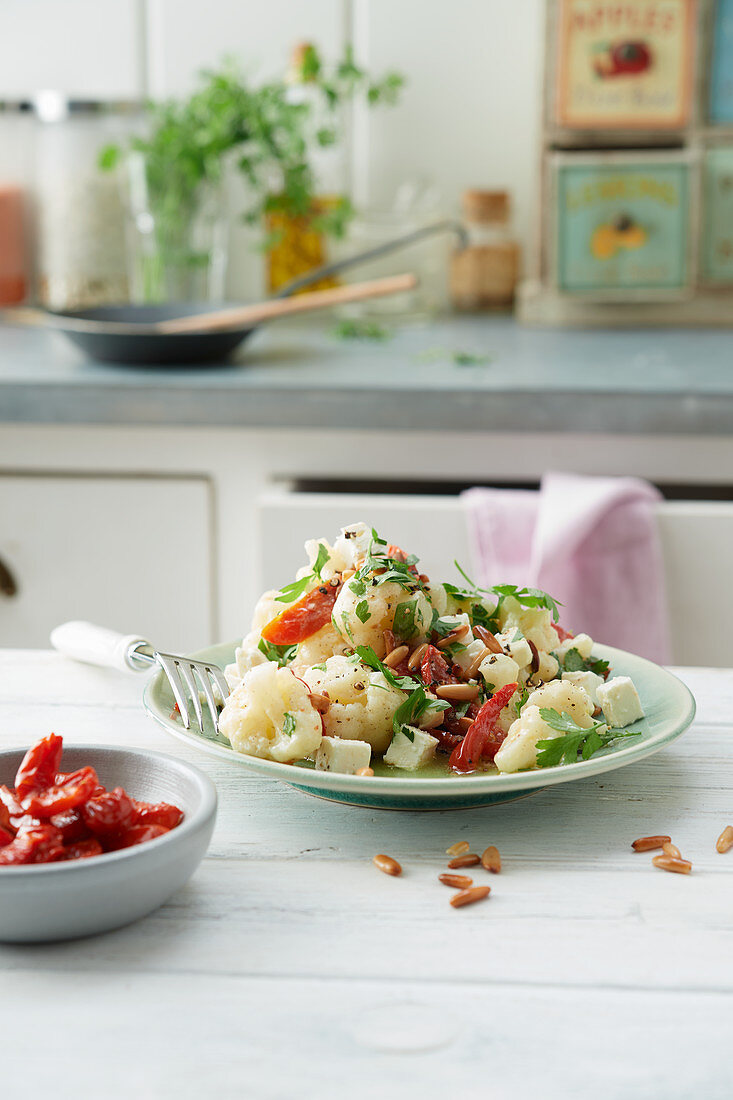 Mediterraner Blumenkohlsalat mit Feta