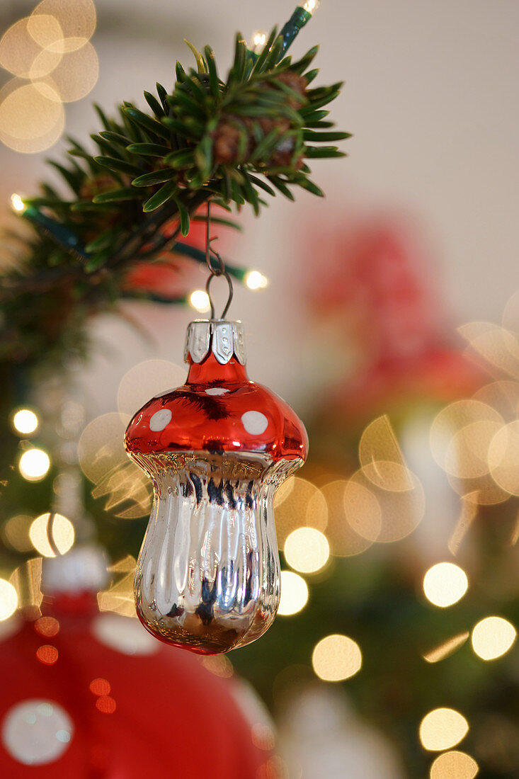 Christbaumanhänger in Form eines Fliegenpilzes, funkelnde Lichter