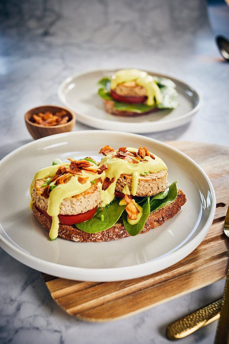 Vegander Tofu 'Benedict' mit Kokos-Speckersatz