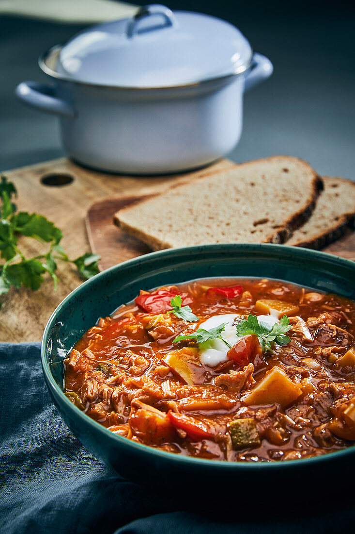 Deftiges Jackfruit-Gulasch mit Kartoffeln und Paprika (vegan)