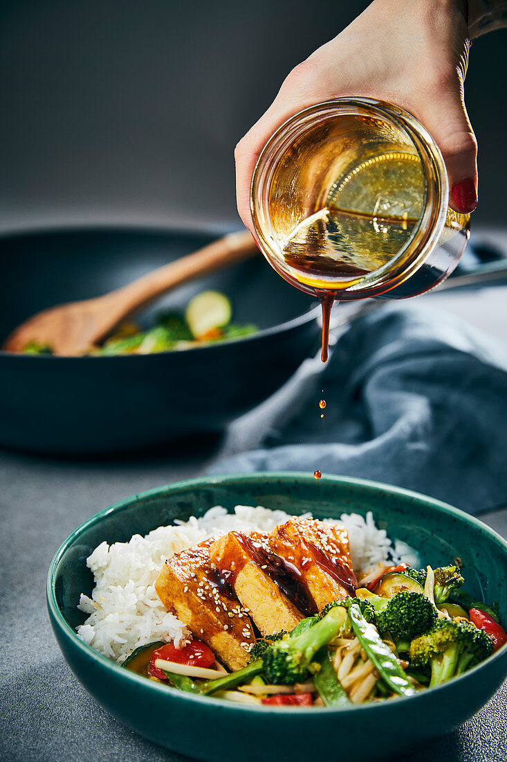 Veganer Teriyaki-Tofu mit gebratenem Gemüse und Basmatireis