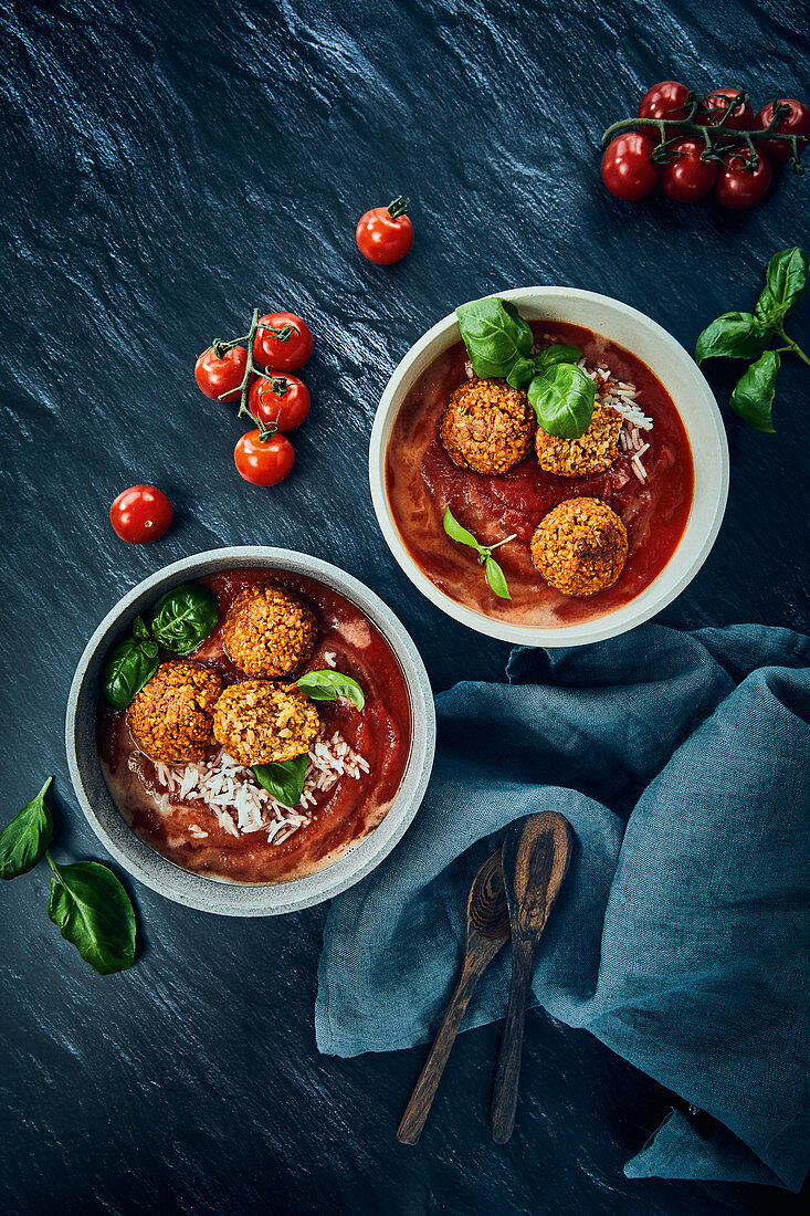 Vegane Tomatensuppe mit Reis, Soja-'Hackbällchen' und Cashewsahne