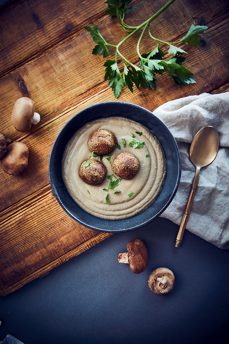 Geröstete Pilzcremesuppe mit veganen Tempeh-Klößchen