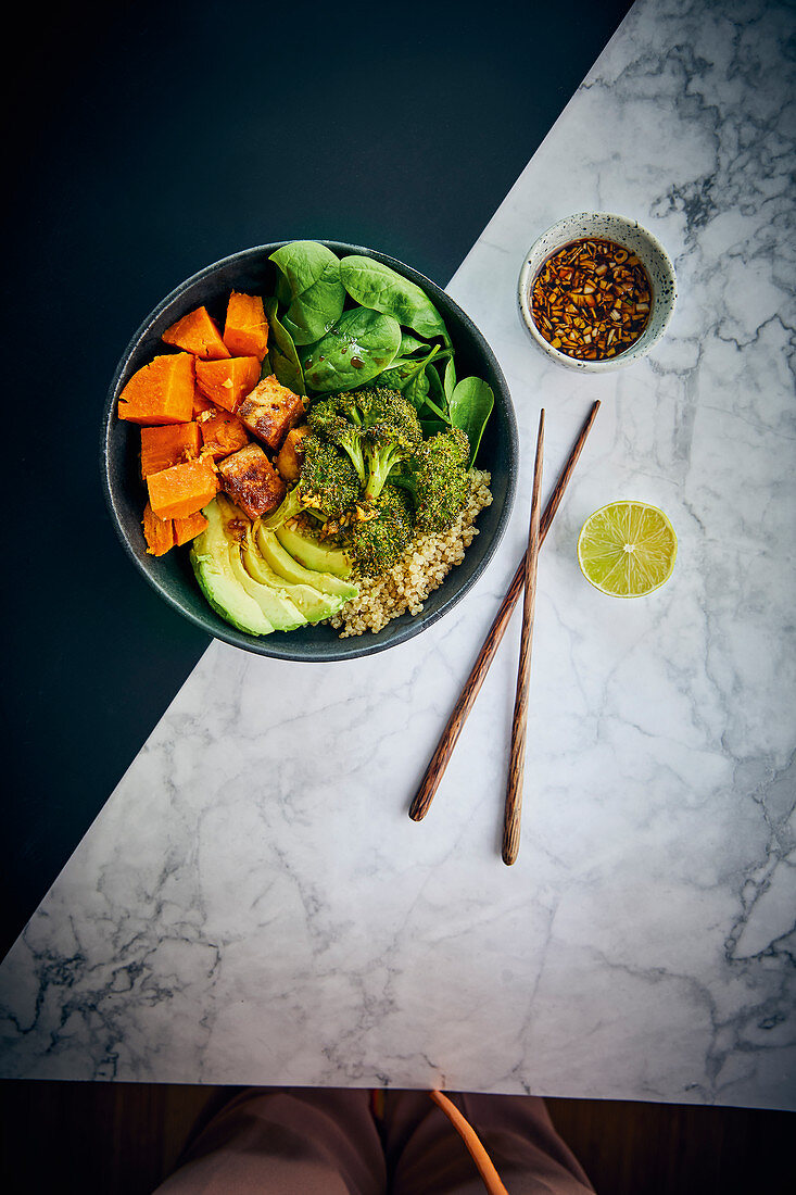 Vegane 'Poké' Bowl mit Sticky Tofu