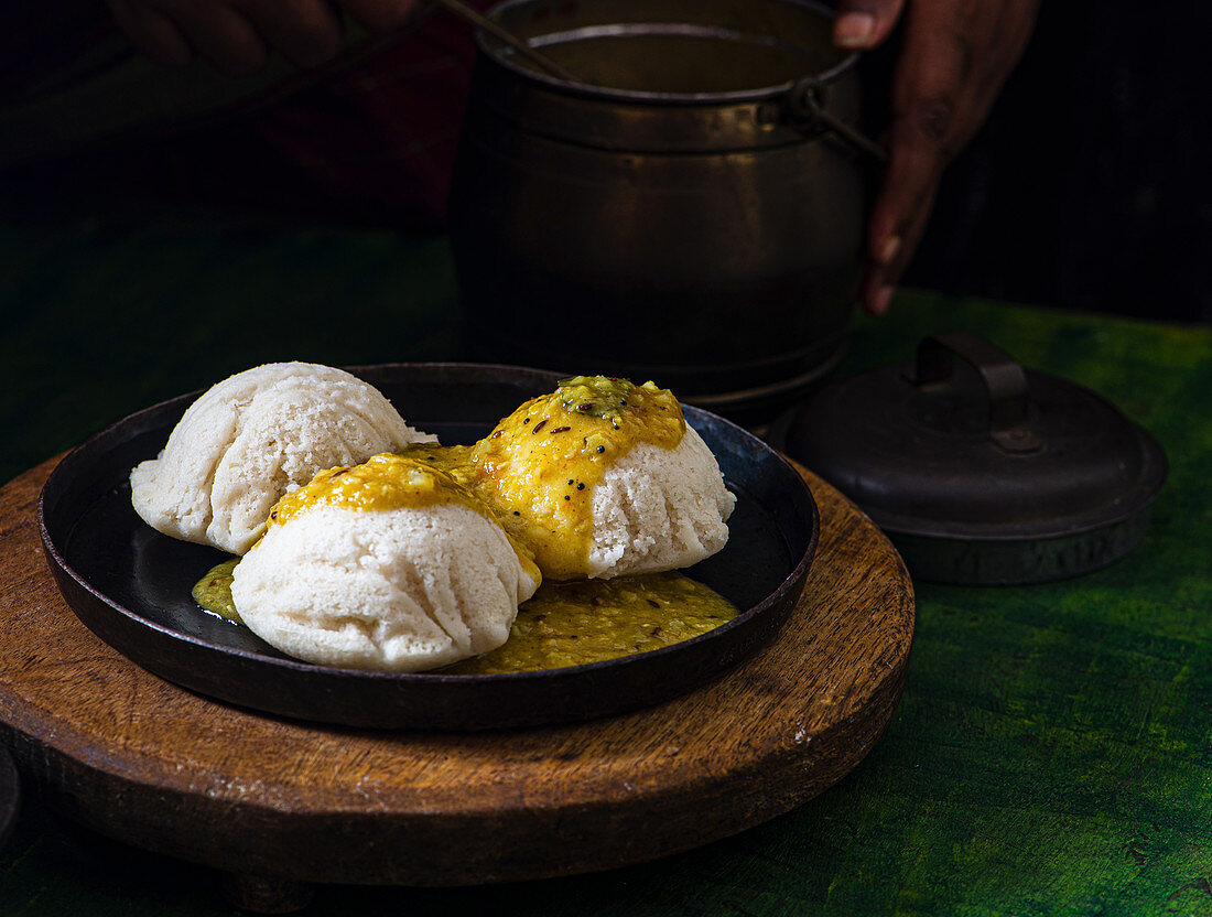 Idli und Sambar (Gedämpfte Küchlein mit Linsen-Tamarinden-Sauce)