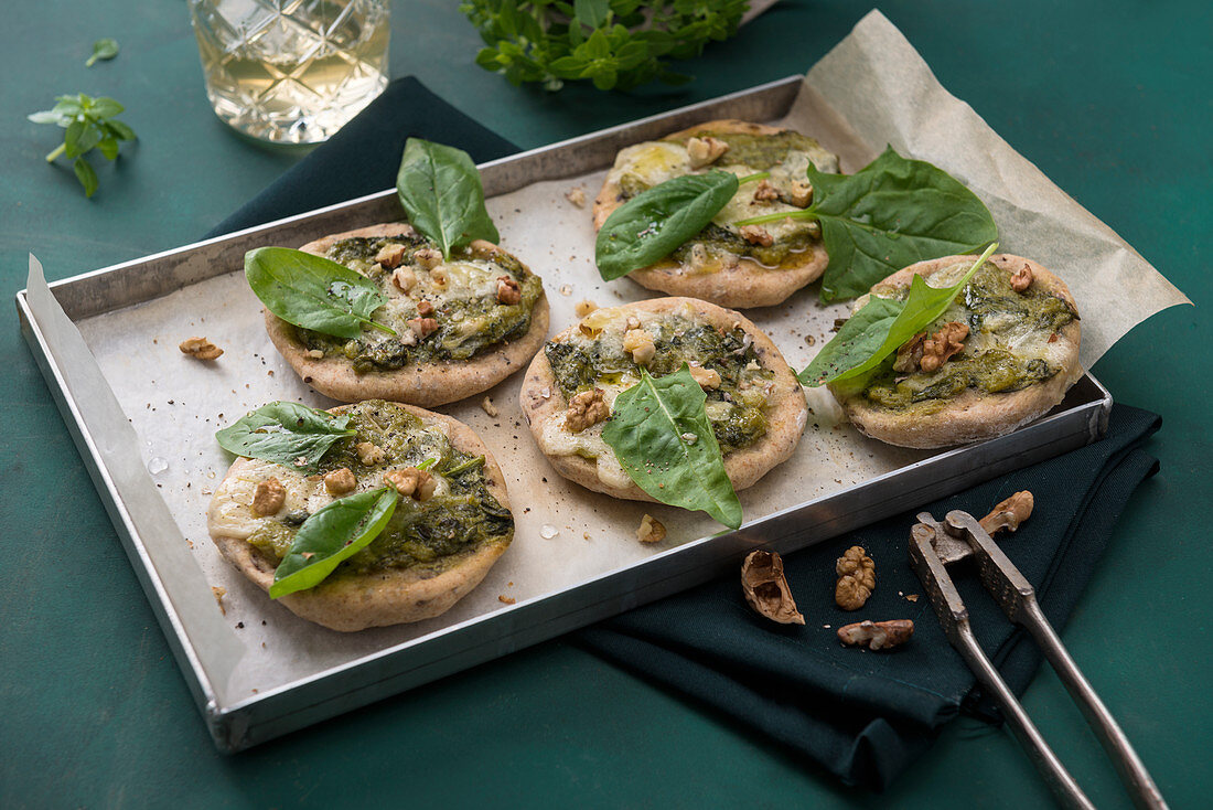 Mini-Dinkel-Pizzen mit Spinat, veganem Käse und Walnüssen