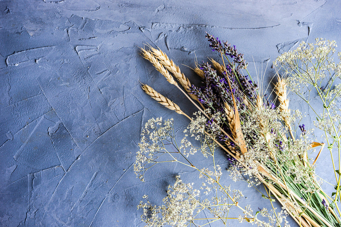 Sommerblumenstrauß mit Lavendel und Weizenähren