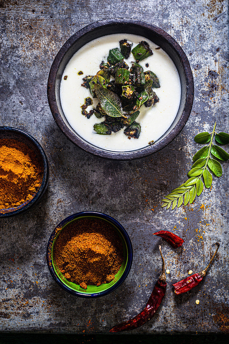 Bhindi Raita mit Okra (Indien)