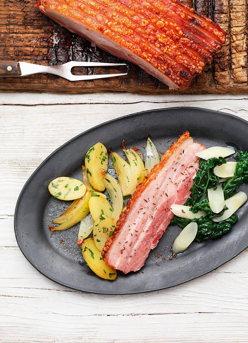 Kümmel-Rosmarin-Braten mit Schwarzwurzel-Grünkohl-Salat