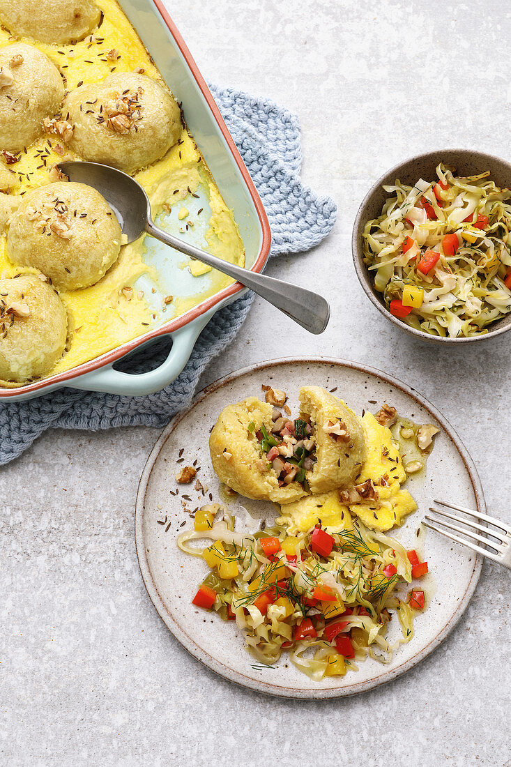 Mühlviertl bacon dumplings with a warm cabbage salad