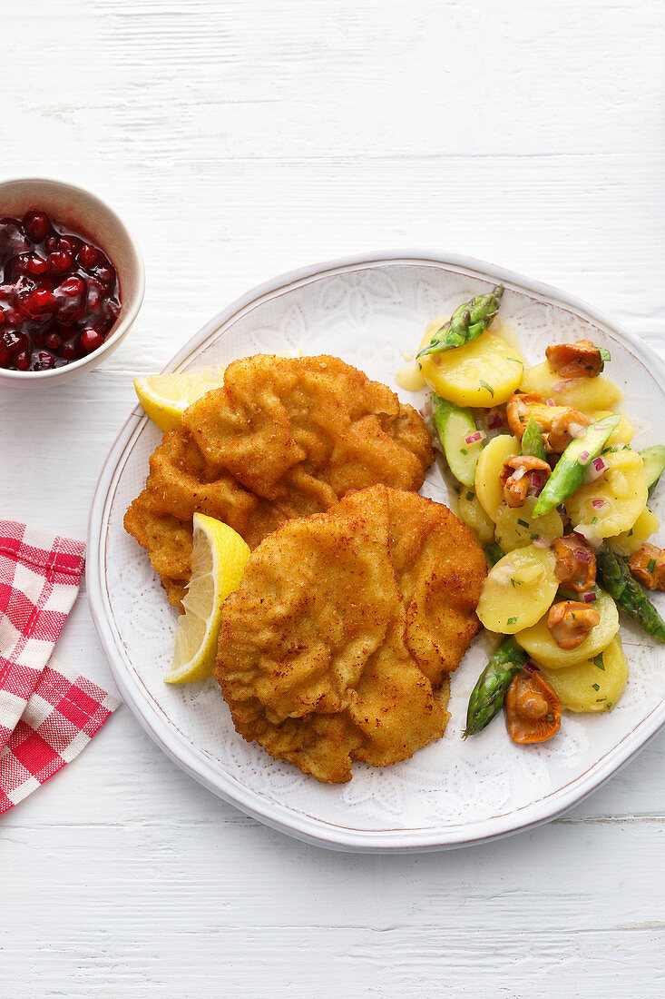 Viennese escalope with potato salad and chanterelle mushrooms