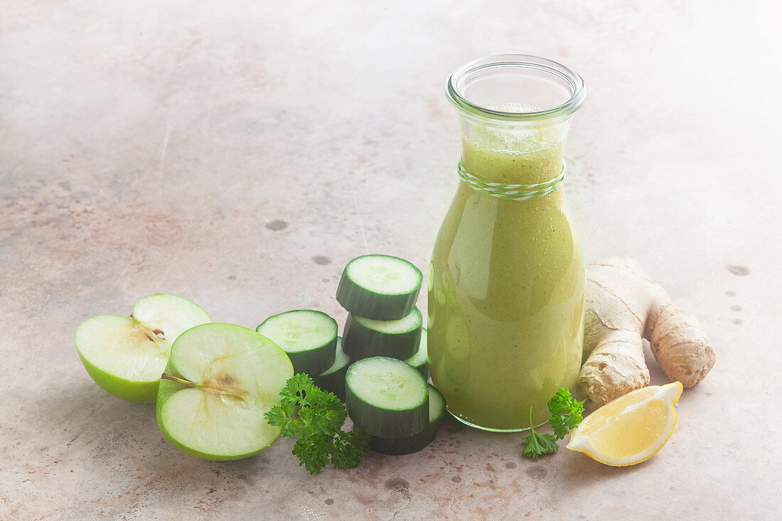 A cucumber smoothie with apple and ginger