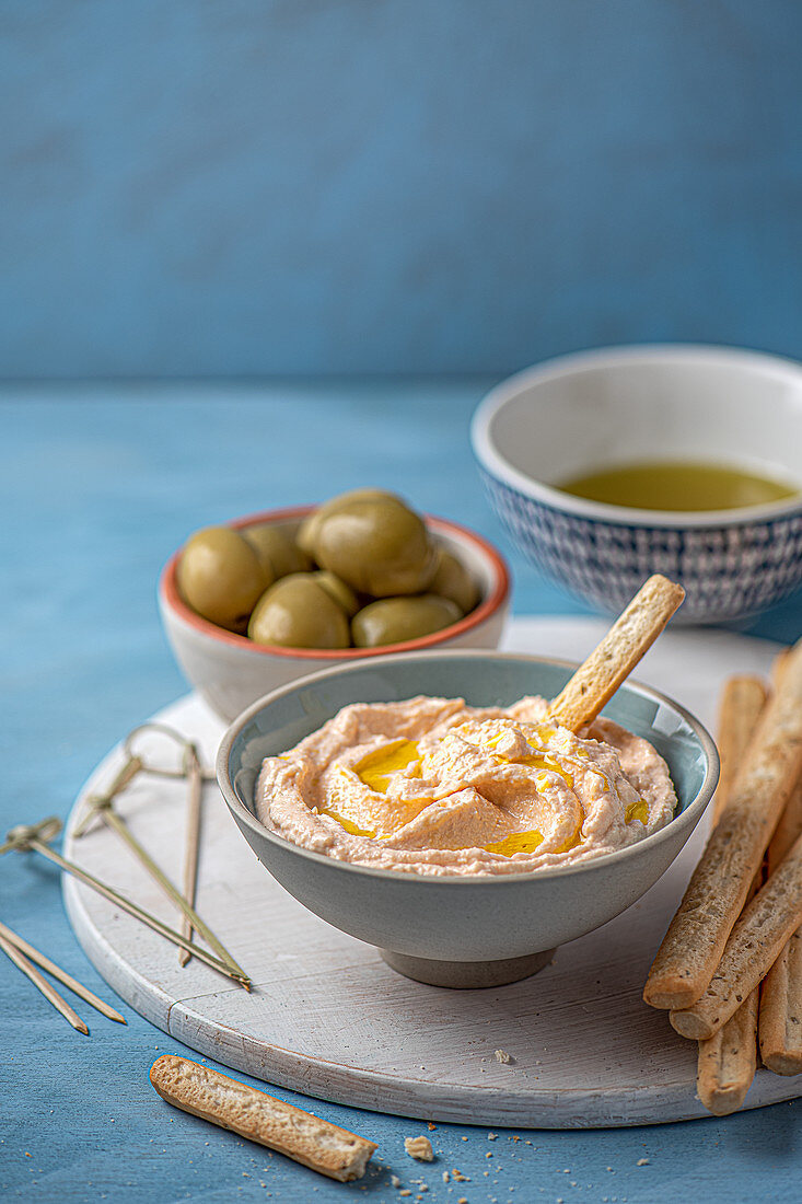 Taramasalata (Fischrogenpaste) mit Brotstangen und Oliven