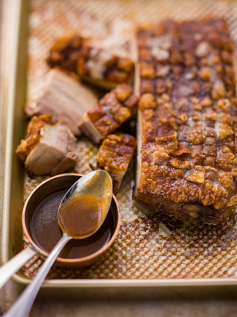 Schweinekrustenbraten mit Sauce