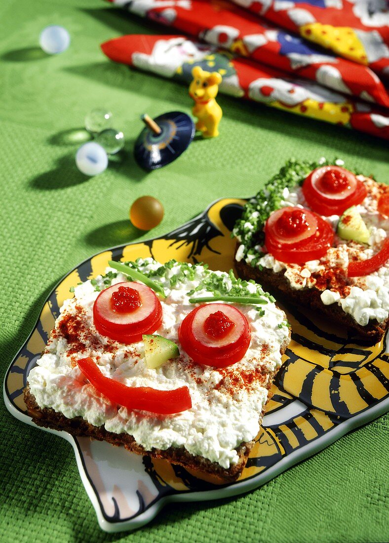 Cream cheese sandwich with vegetable face