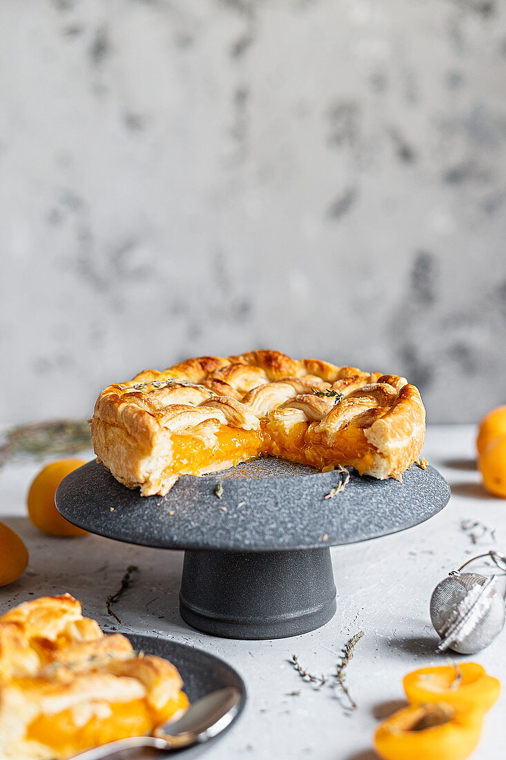 Apricot pie with thyme