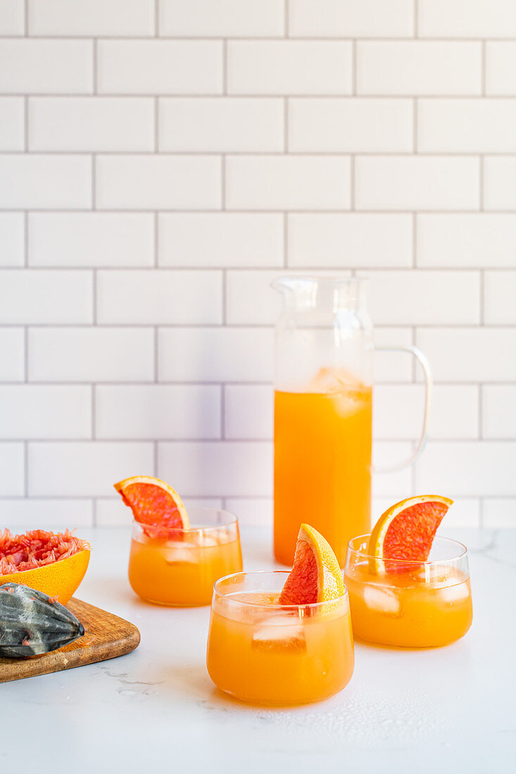 Rosa Grapefruit-Wodka-Cocktail mit Eiswürfeln