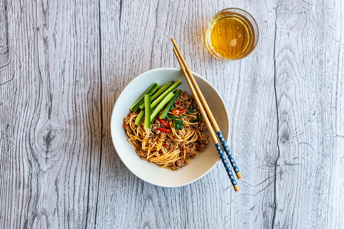 Nudeln mit Schweinehackfleisch und Sambal Oelek (Asien)