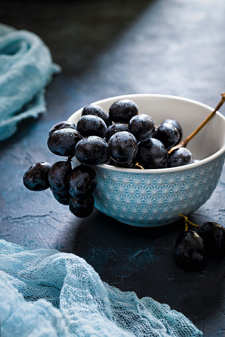 A bowl of red grapes