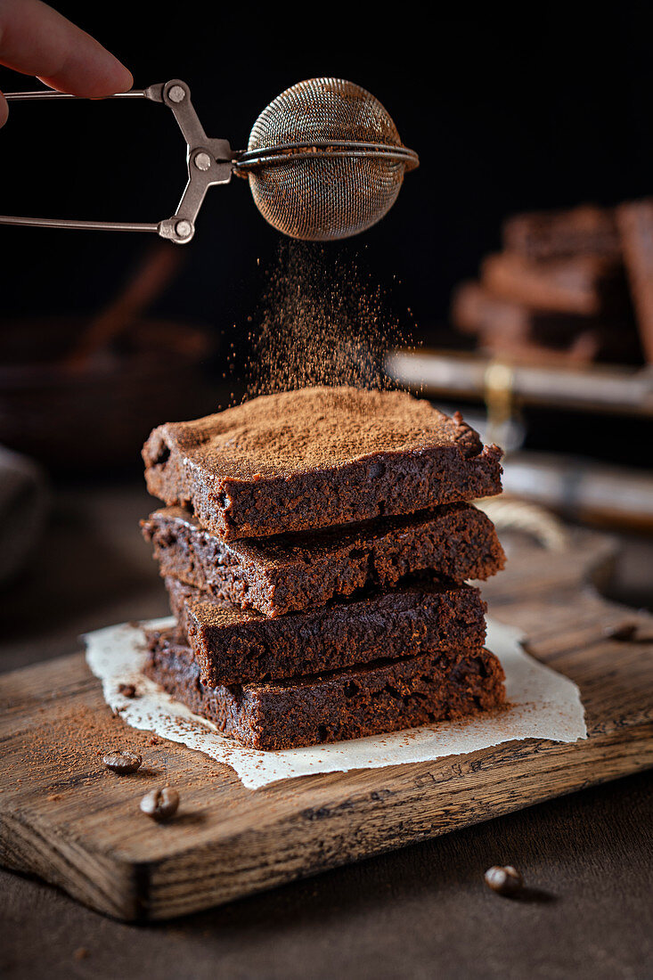 Brownies mit Kakao bestauben