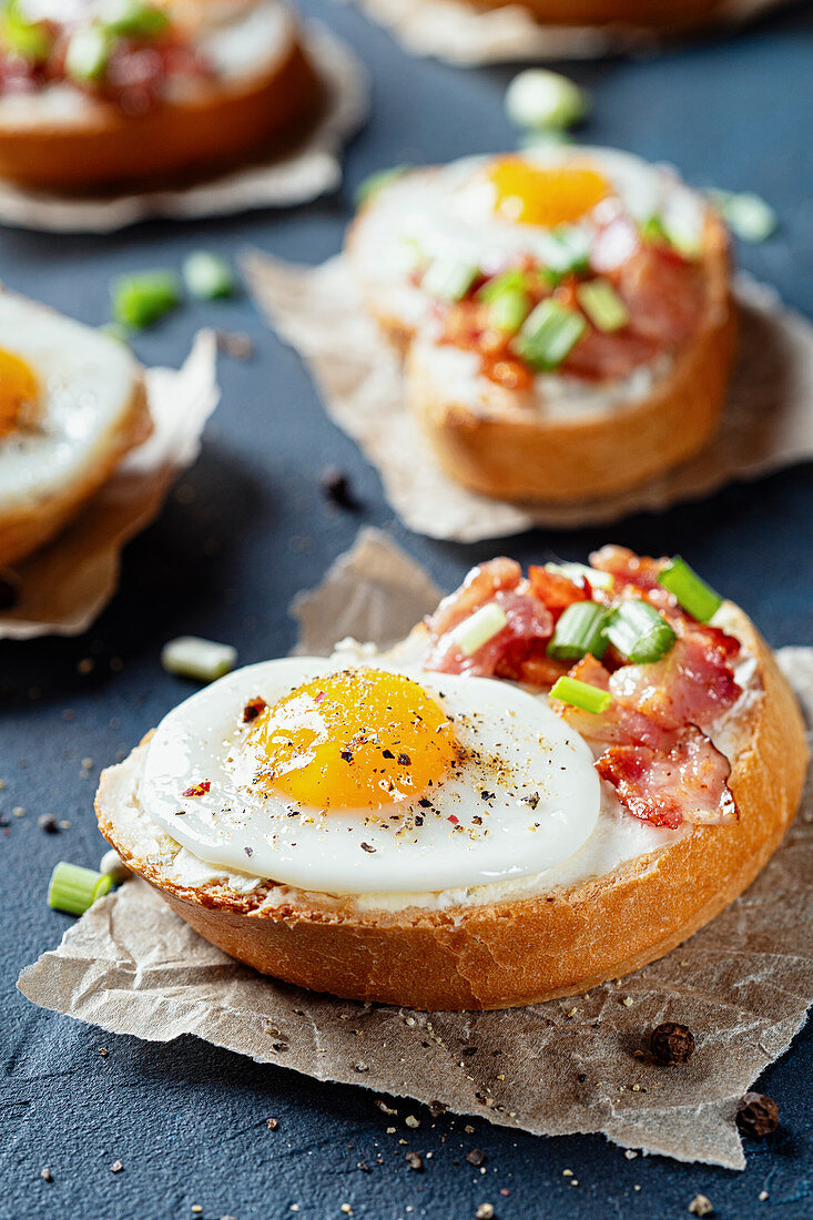 Crostini with bacon, spring onions and quail's eggs