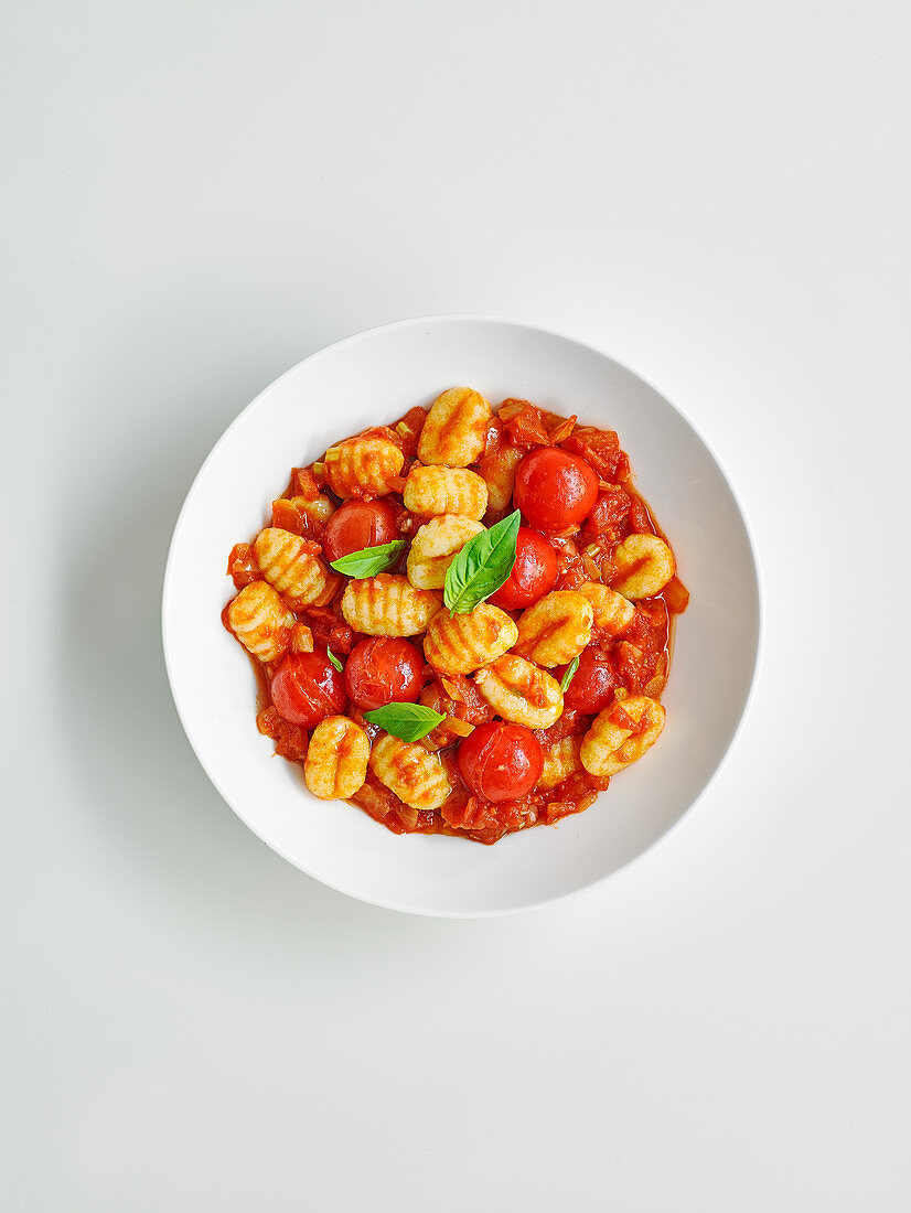 Gnocchi mit Tomatensauce und Basilikum