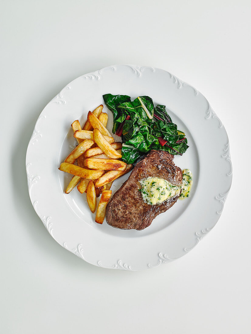 Rindersteak mit Kräuterbutter, Pommes und Mangoldsalat