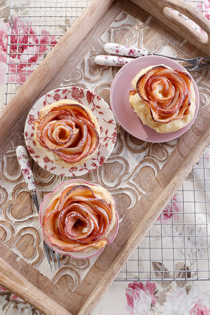 Puff pastry muffins with a flower-shaped apple