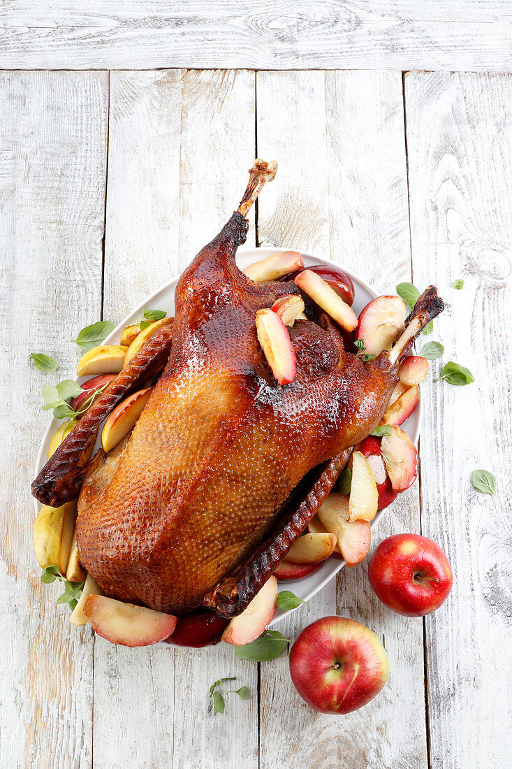 Ganze gebackene Gans mit Äpfeln