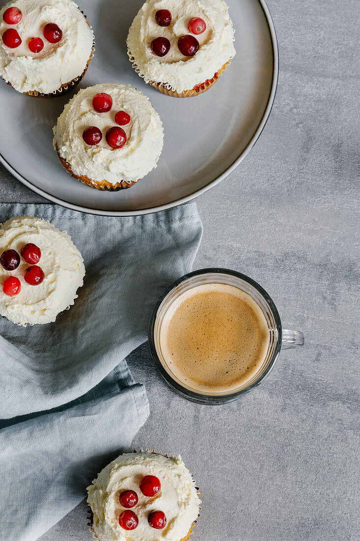 Cupcakes mit Frischkäseglasur, Preiselbeeren und Kaffee