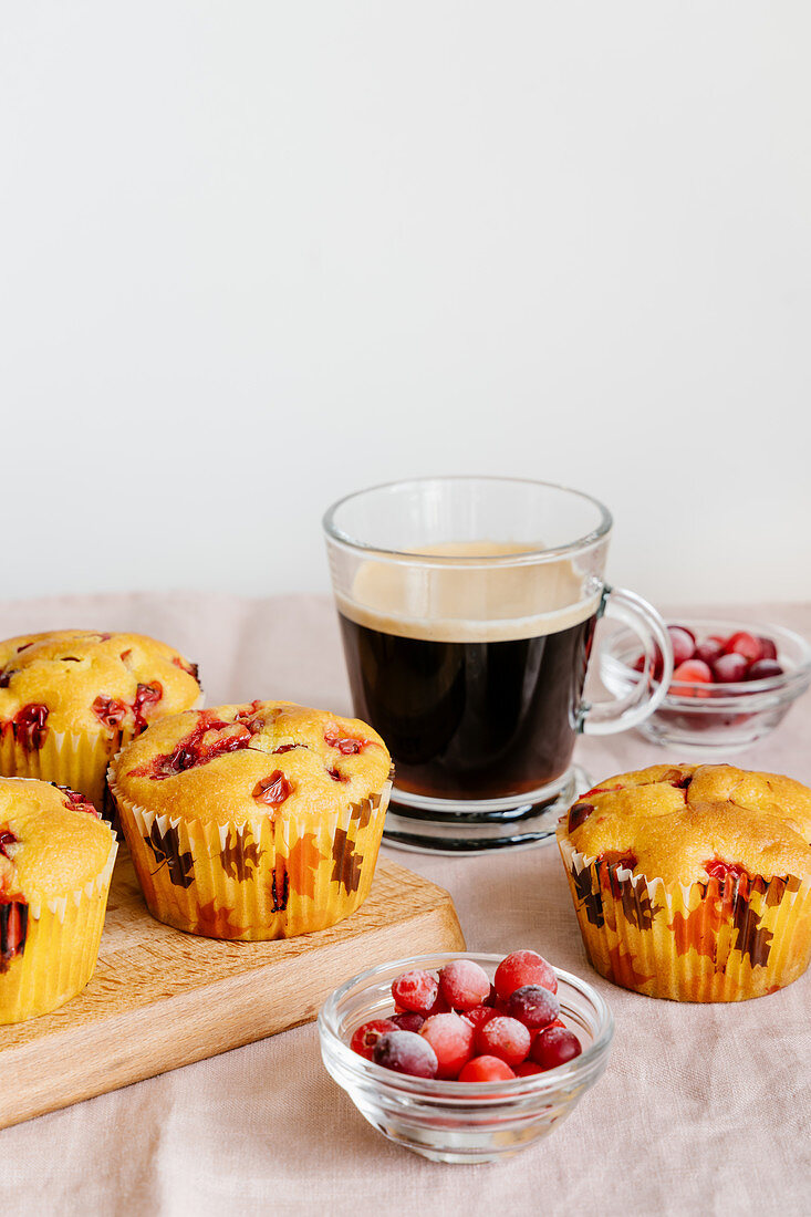 Kurkuma-Cranberry-Muffins mit Kaffee