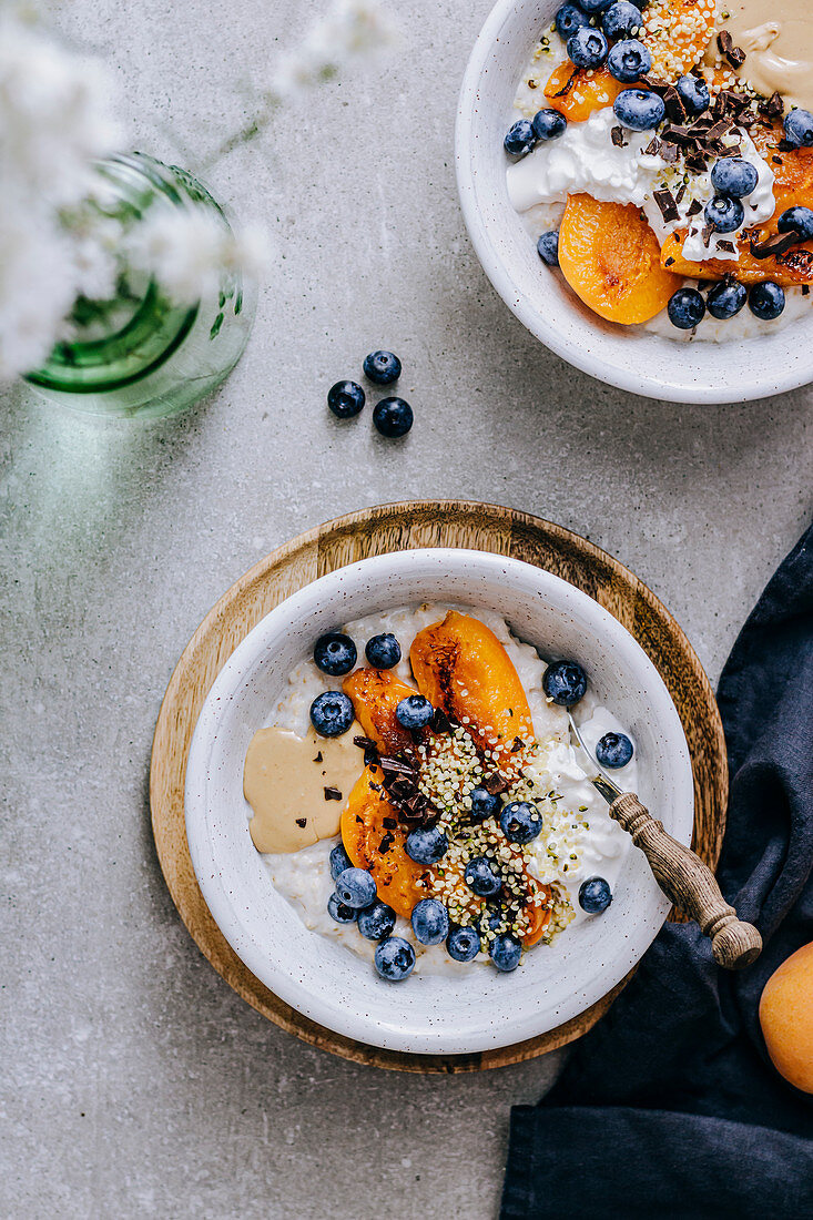 Summer porridge with blueberries and apricots