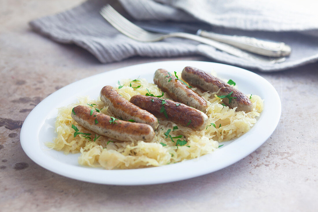 Nürnberger Rostbratwürstchen mit Sauerkraut