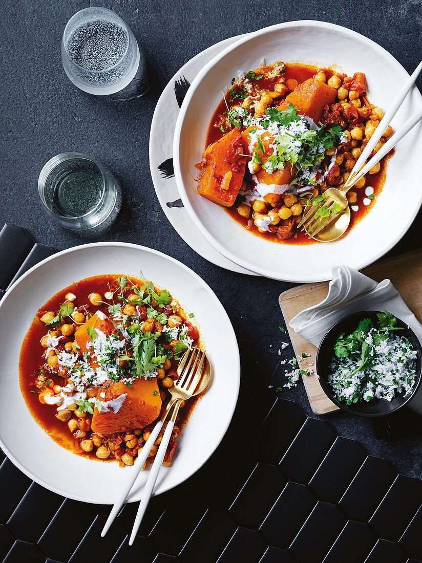 Kichererbsen-Tajine mit eingelegten Zitronen und Sambal