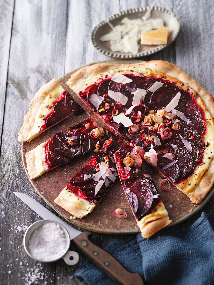 Rote-Bete-Flammkuchen mit Parmesan