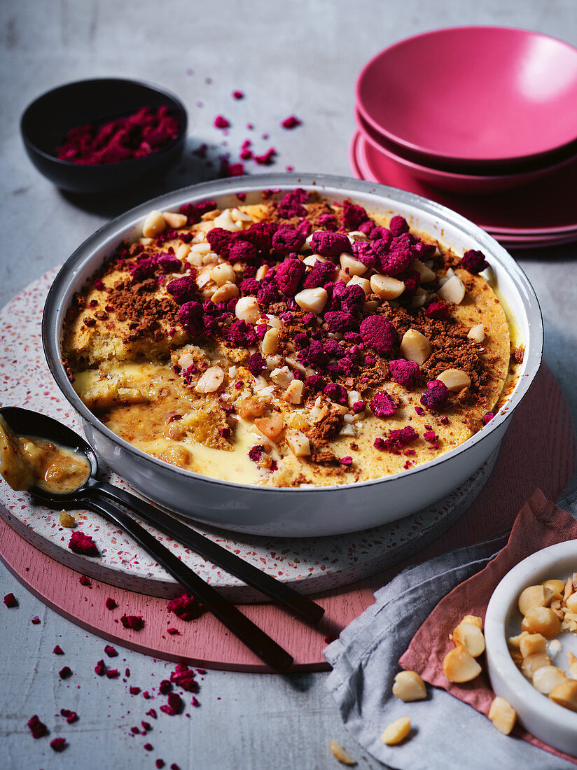 Gebrannter weisser Schokoladen-Vanille-Pudding mit Himbeeren und Nüssen