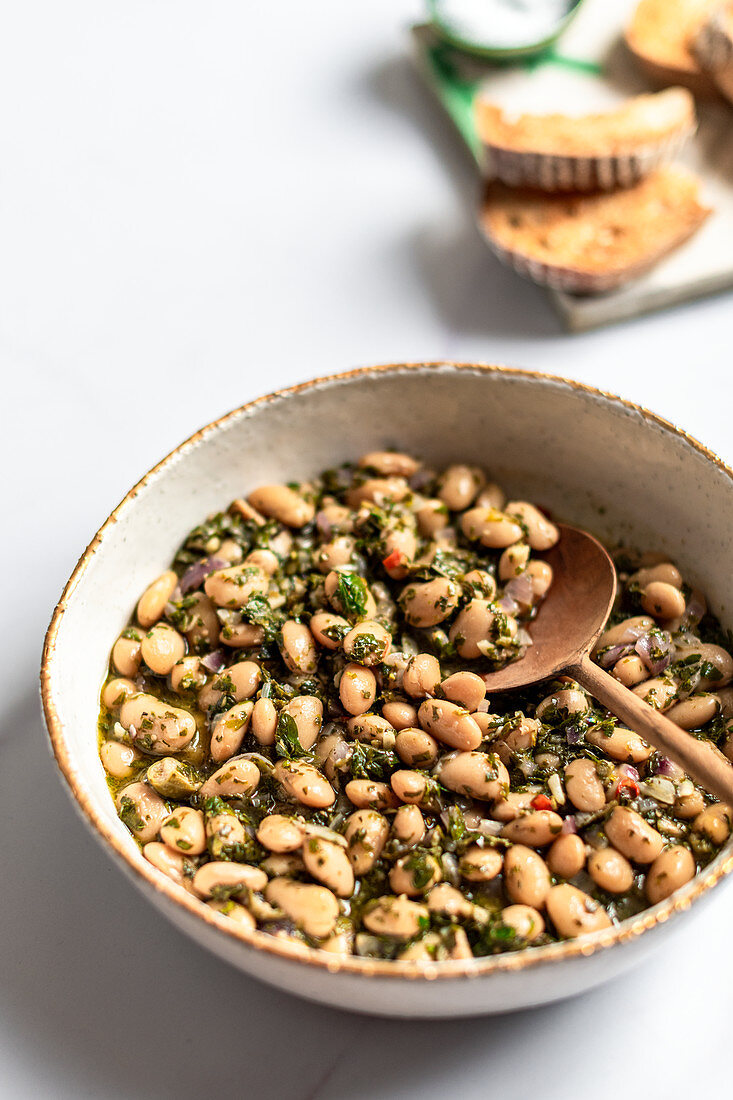 Butterbohnen mit Salsa Verde und Röstbrot