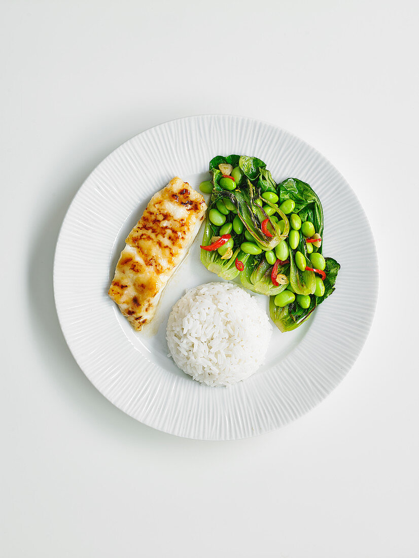 Miso-Kabeljau mit Edamame-Salat und Reis