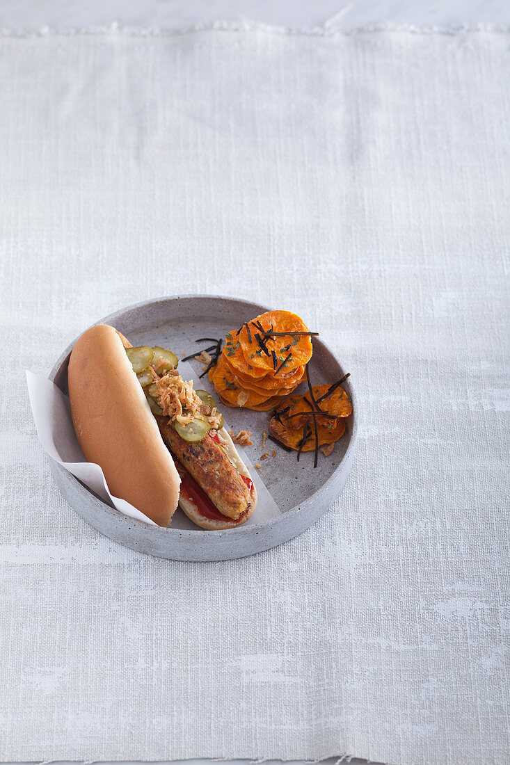 Hotdog mit Algenwurst und Süßkartoffelchips