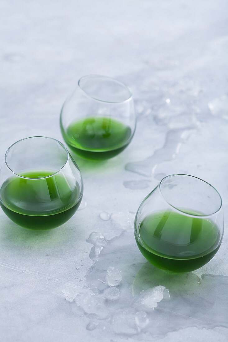 Grüner Chlorella-Wodka mit Heunote