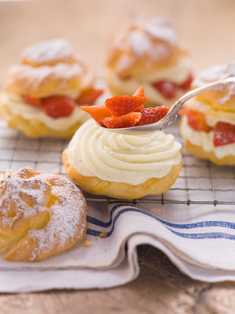 Windbeutel mit Vanillecreme und frischen Erdbeeren