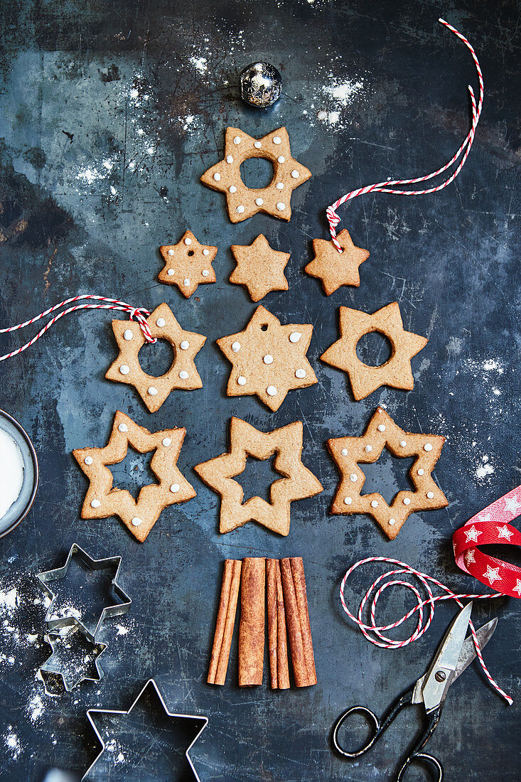 Star-shaped gingerbread placed in the shape of a Christmas tree