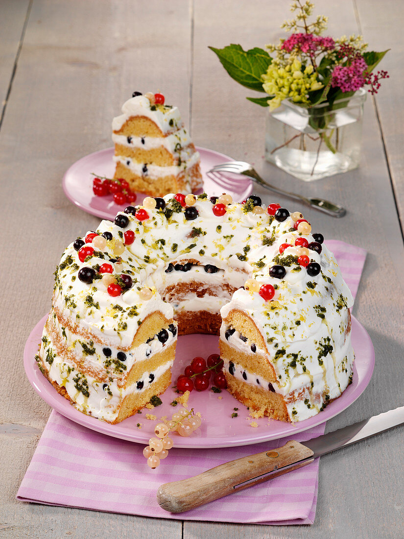 A yoghurt wreath cake with redcurrants
