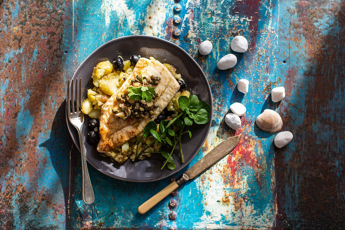 Kabeljaufilet mit Kartoffeln, Oliven und Kapern