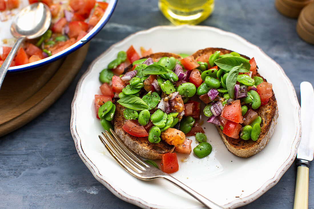 Bruschetta with fava beans