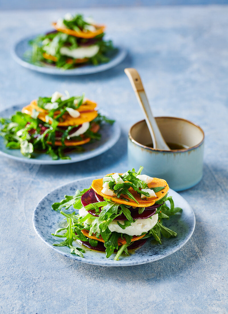 Süßkartoffel-Bete-Türmchen mit Büffelmozzarella und Rucola