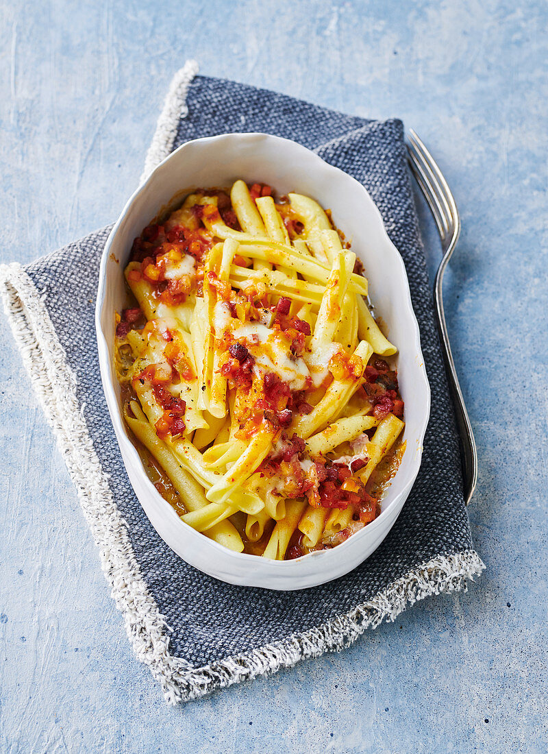 Pasta bake with tomatoes, diced ham and mozzarella