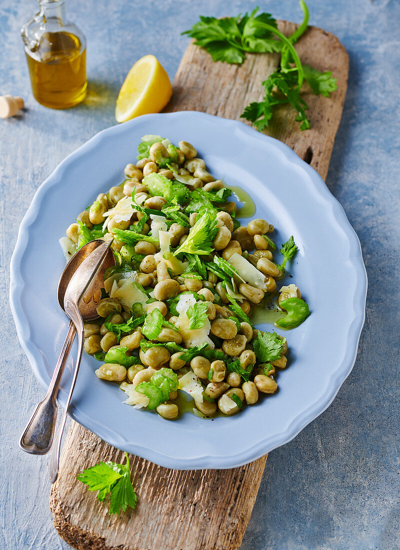 Italienischer Dicke-Bohnen-Salat mit Staudensellerie und Parmesan